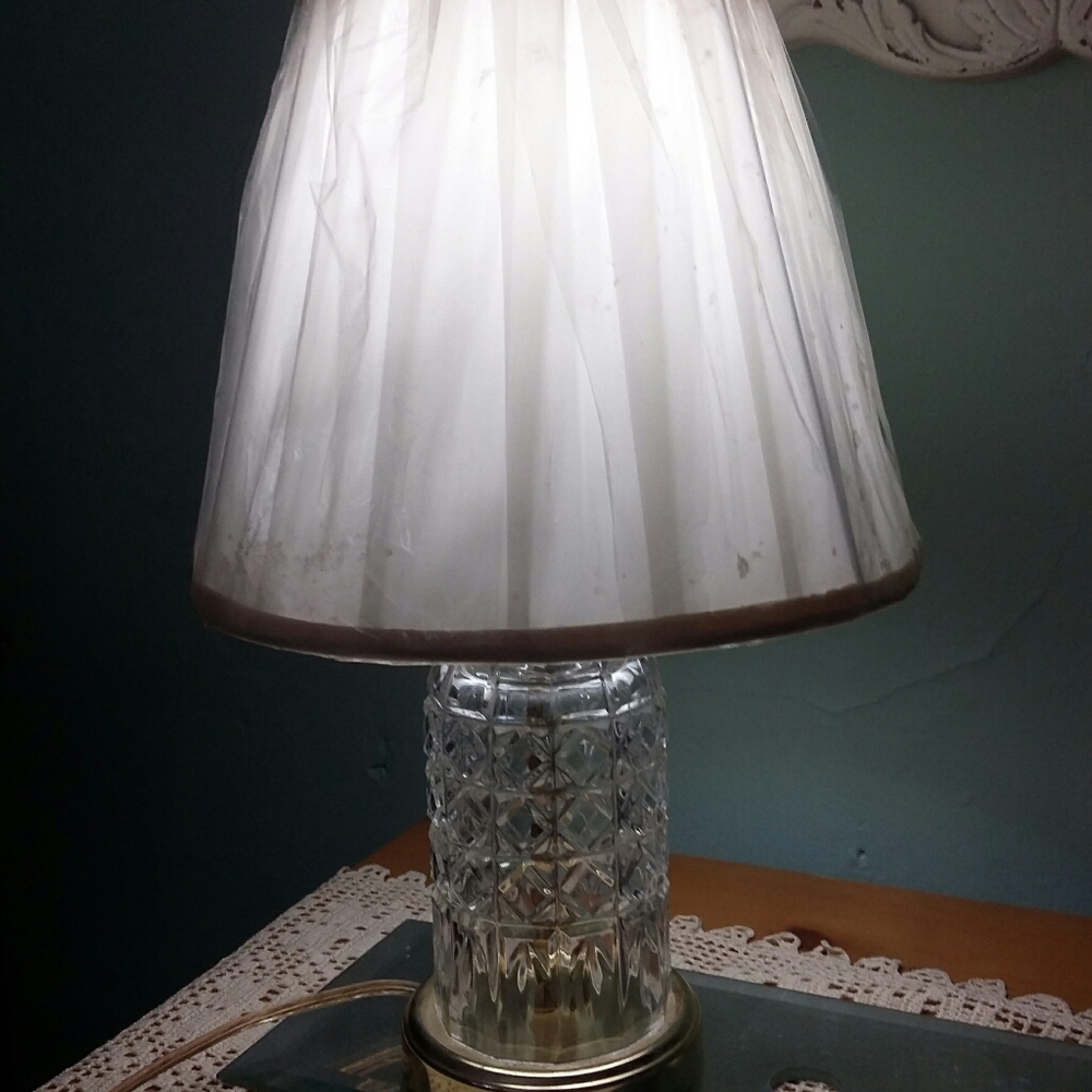 Lamp Vintage   Crystal  lamp and gold trim and shade - Picture 3 of 4